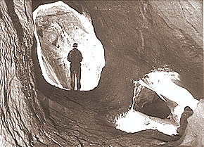 Speleolog w Jaskini Miętusiej (zdjęcie czarnobiale) - fot. M. Sygowski